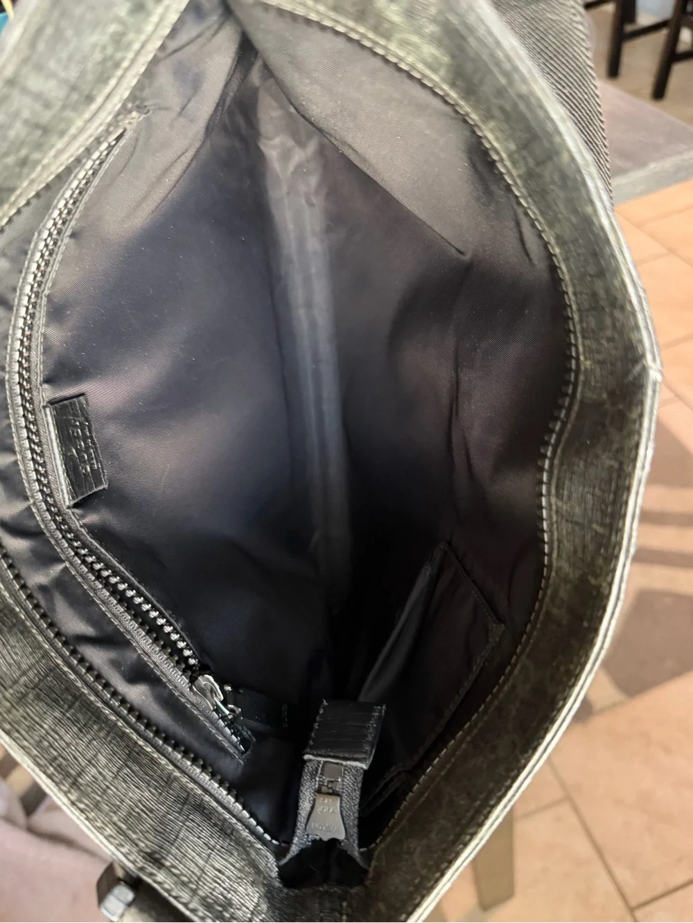 Gucci GG Supreme Canvas Monogram Messenger Bag in black/grey